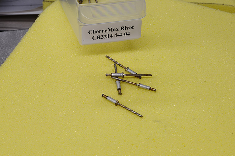2009.12.15_-_RV-8_-_Gear_Tower_Skin_Attach_With_CherryMax_CR3214-4-4_Pop_Rivets_(1).jpg