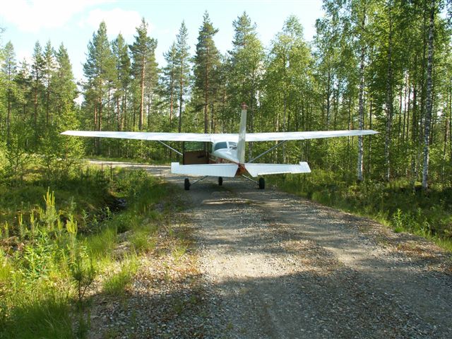 Cessnas_forced_landing_place_5.jpg
